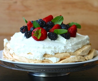 Det är marängbotten det hänger på pavlova färska bär