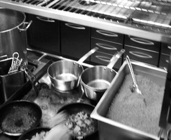 Proffs kokar egen fiskfond kock i restaurangkök