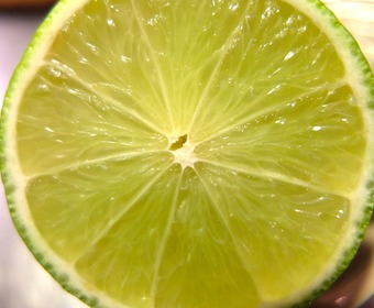 Sur lime är gott sur limefrukt