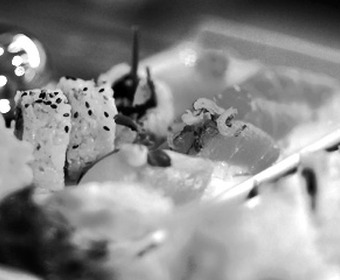 laga sushi och syra fisk