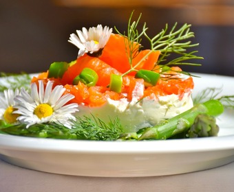 Det är vackert med fisk fiskrätt med lax