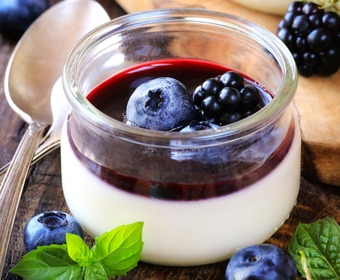 Pannacotta med goda bär PS Pannacotta blåbär björnbär