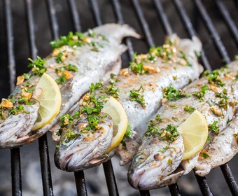 Grilla gärna med skinnet på... fiskar på grillen PS
