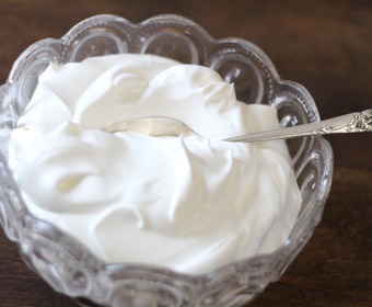 Gott till, på och i desserten vispad grädde PS