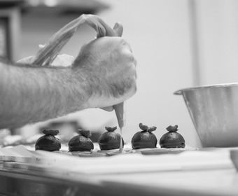 Precision i dessertköket dekorera dessert