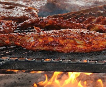 bbq med revbensspjäll över grillglöd revbensspjäll på grillgaller